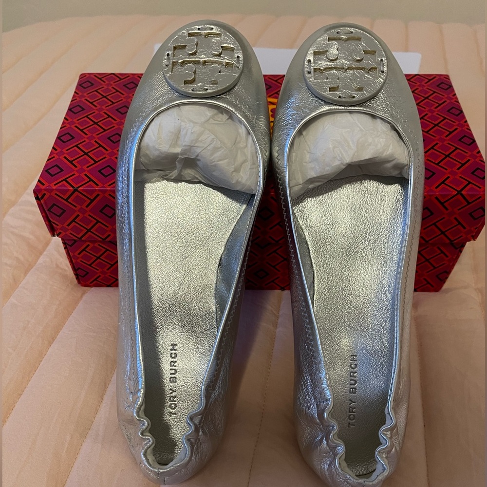 NIB Tory Burch Minnie metallic Silver Ballet Flat size 8